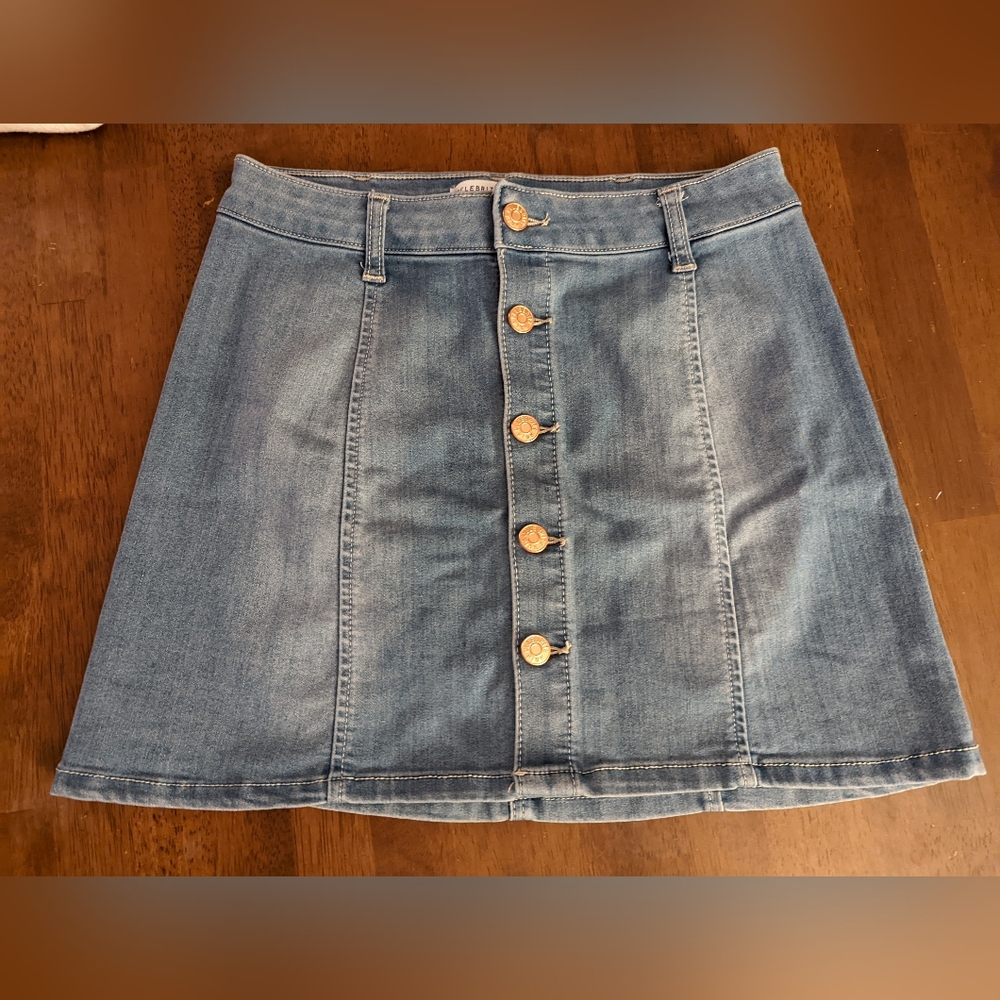Stretchy button up jean skirt size 3/26.